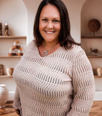 Portrait of Traci Mendenhall, REALTOR®.